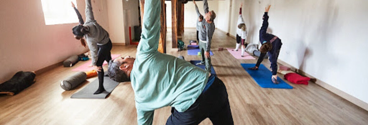 Centro de Retiros de Yoga y Meditación Pirineo · Casa Marterena Arrieta Navarra